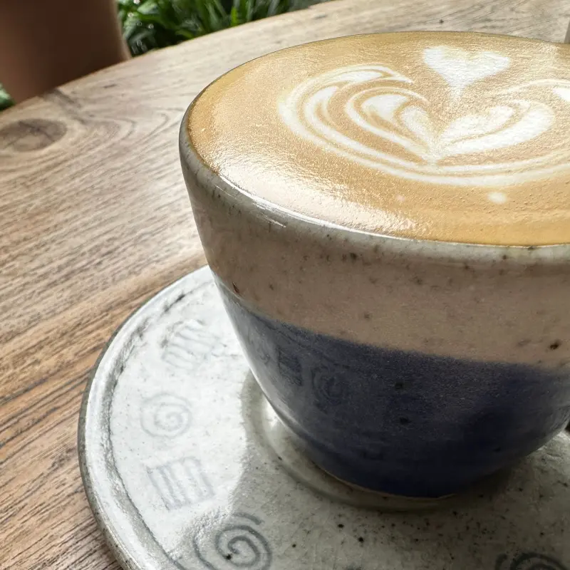 Side view of a piccolo latte