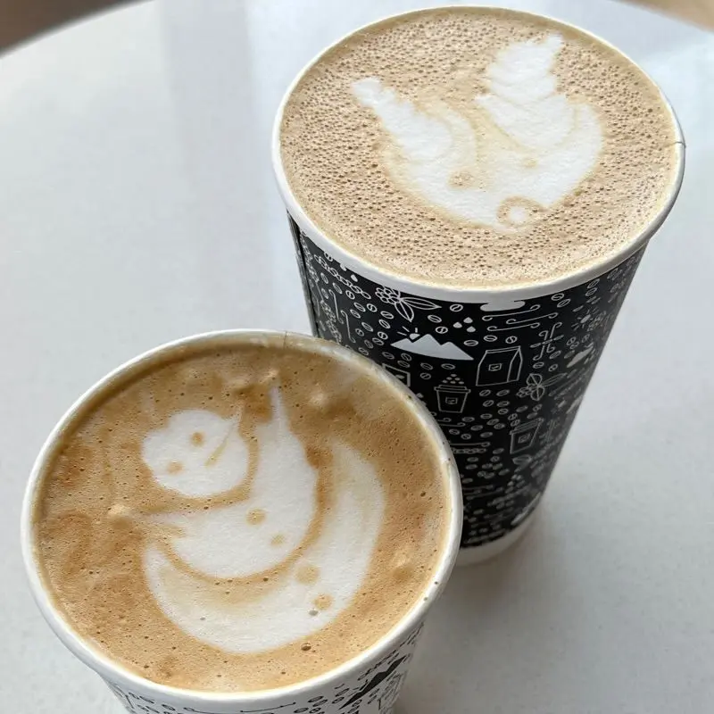 2 latte in disposable cups